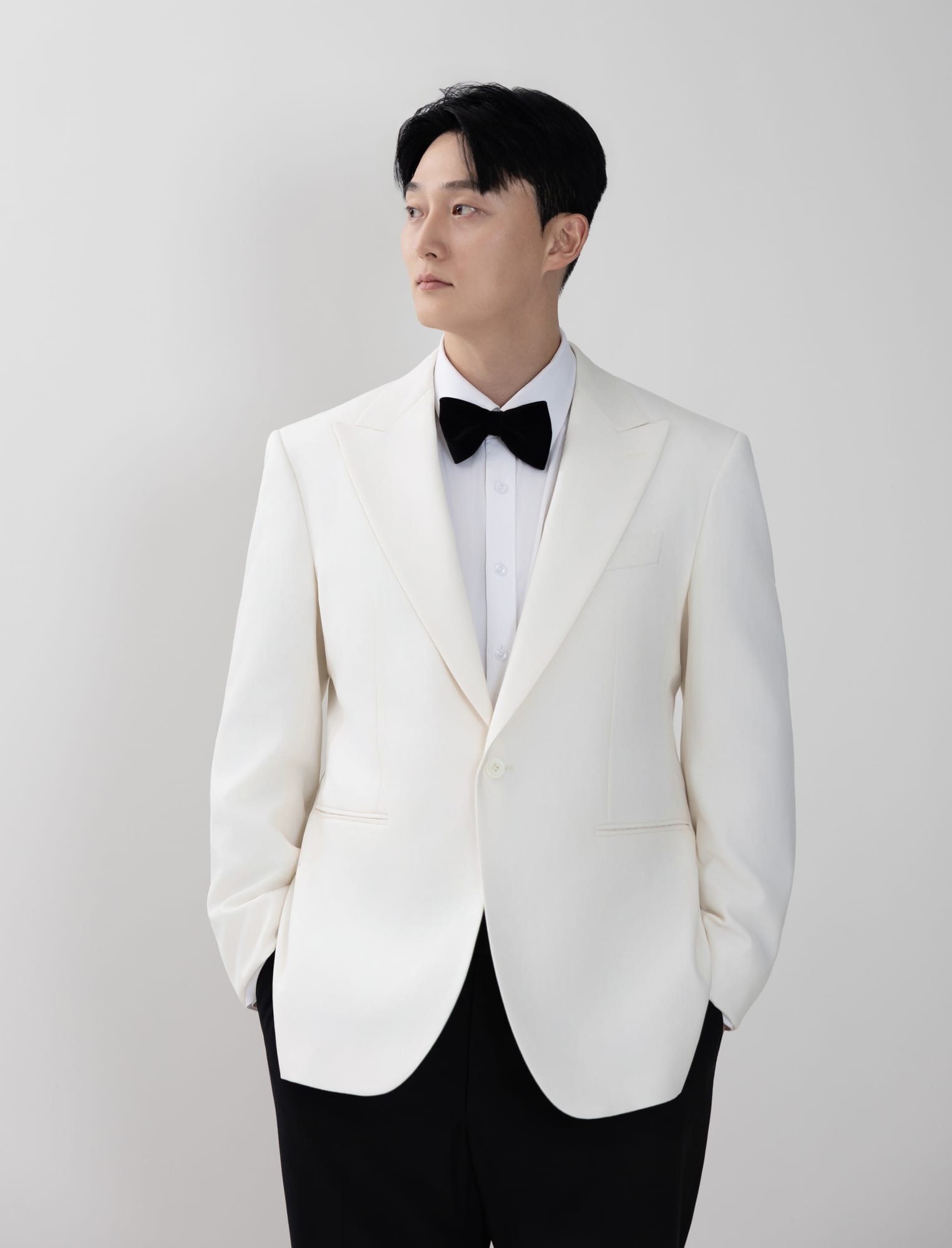 아이보리 턱시도를 입은 신랑 단독 사진