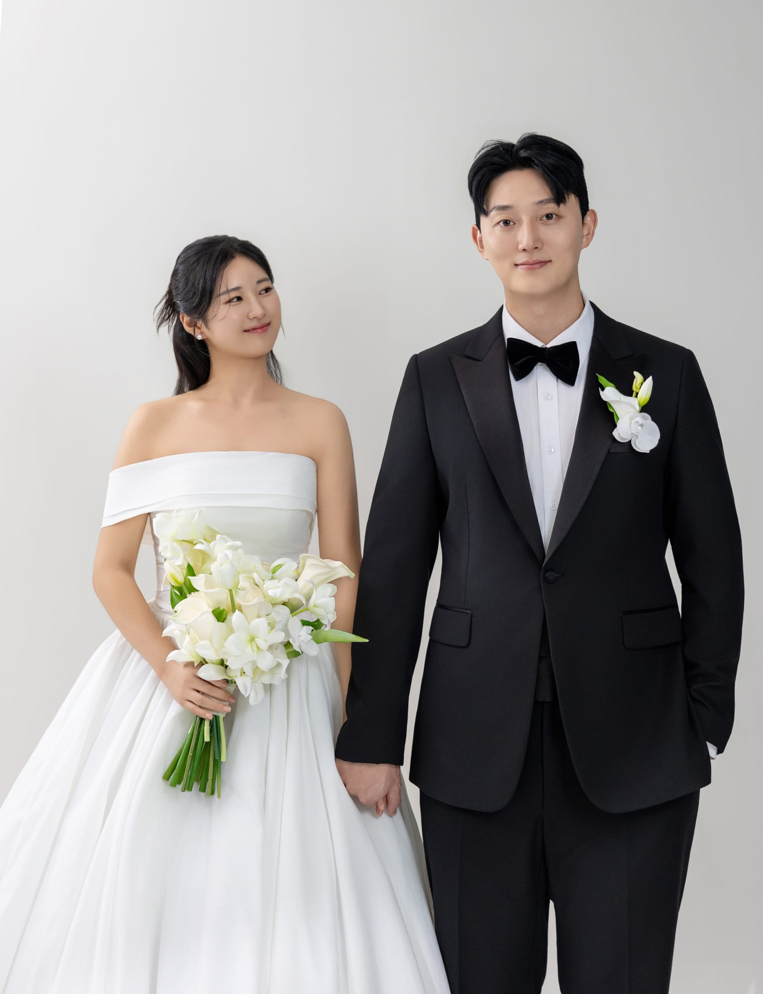 스튜디오에서 서로를 바라보는 두 사람